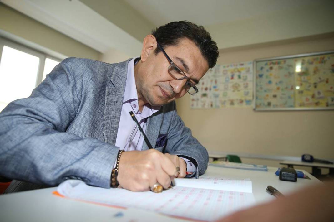 Hafızasını kaybedince okuma yazmayı da unuttu! 49 yaşındaki iş insanı, yeniden ilkokula başladı 18